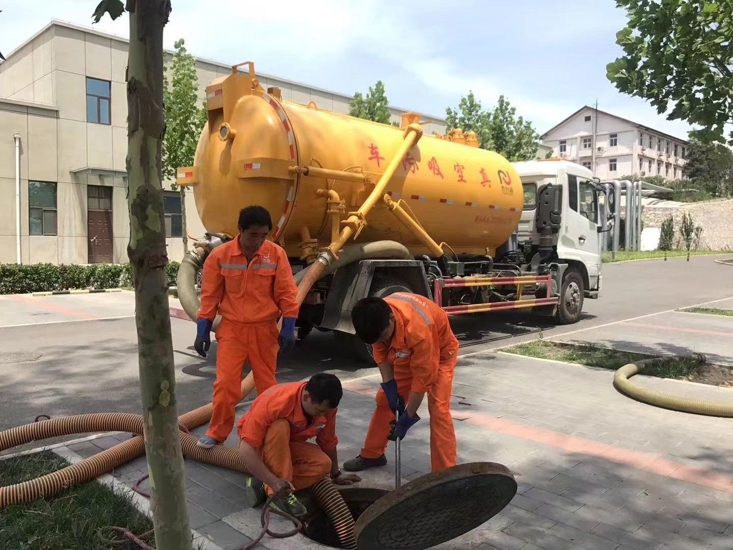 梓潼管道疏通车停在窨井附近