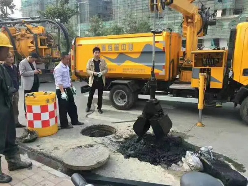 梓潼街道：网格员化身“清道夫”，为民解忧疏通“堵心”化粪池