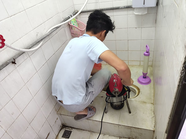 梓潼肥皂掉到马桶里把马桶堵住了怎么办？马桶堵住了怎么办